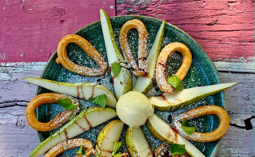 Churros-krans met peer, ijs en chocoladesaus